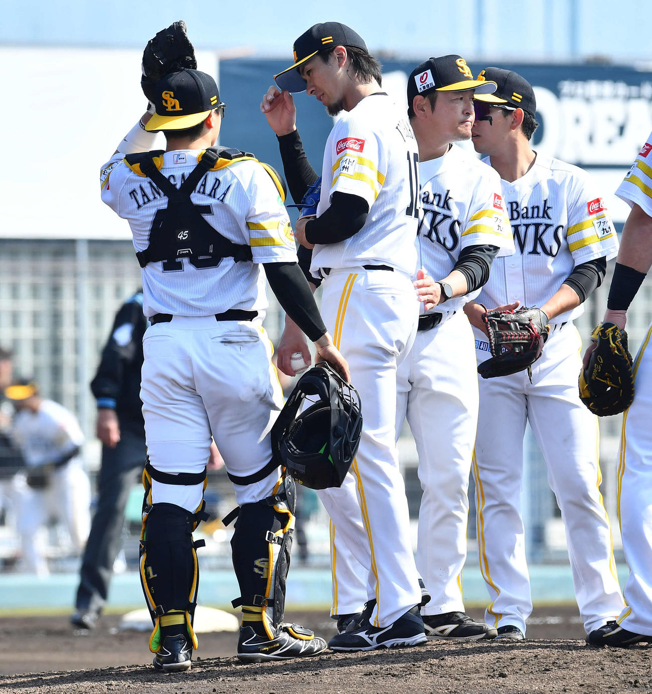 ソフトバンク対西武　3回途中で降板となったソフトバンク上沢（中央）（撮影・岩下翔太）
