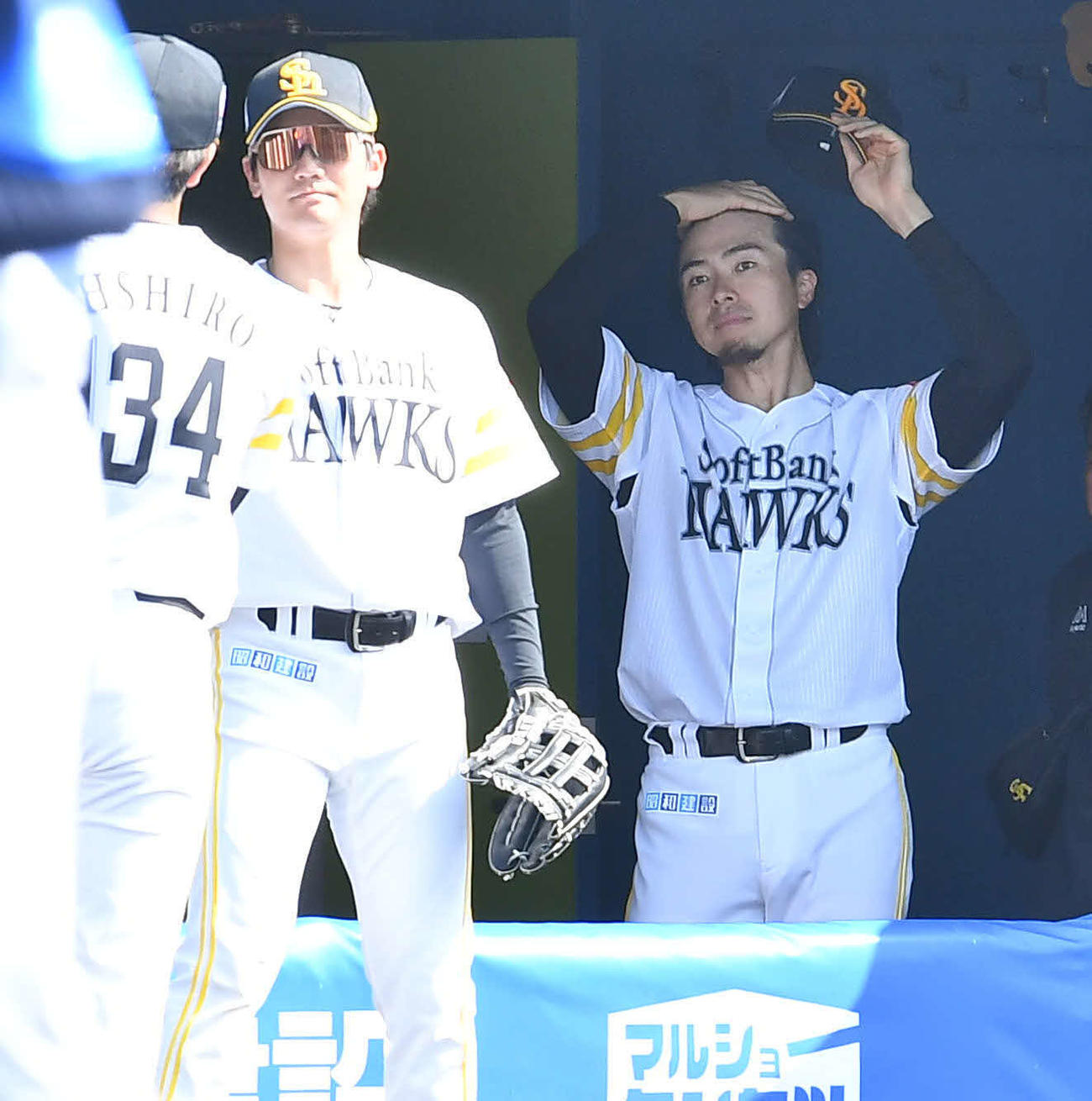 ソフトバンク対西武　3回表終了後、途中降板した上沢（右）は後続を抑えた大城（左端）をベンチで迎える（撮影・岩下翔太）