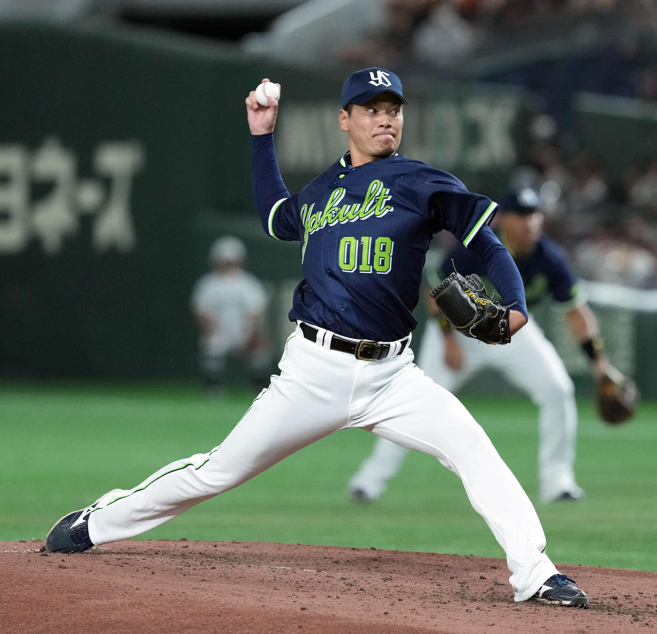 巨人対ヤクルト　3回途中からマウンドに上がったヤクルト鈴木康（撮影・たえ見朱実）
