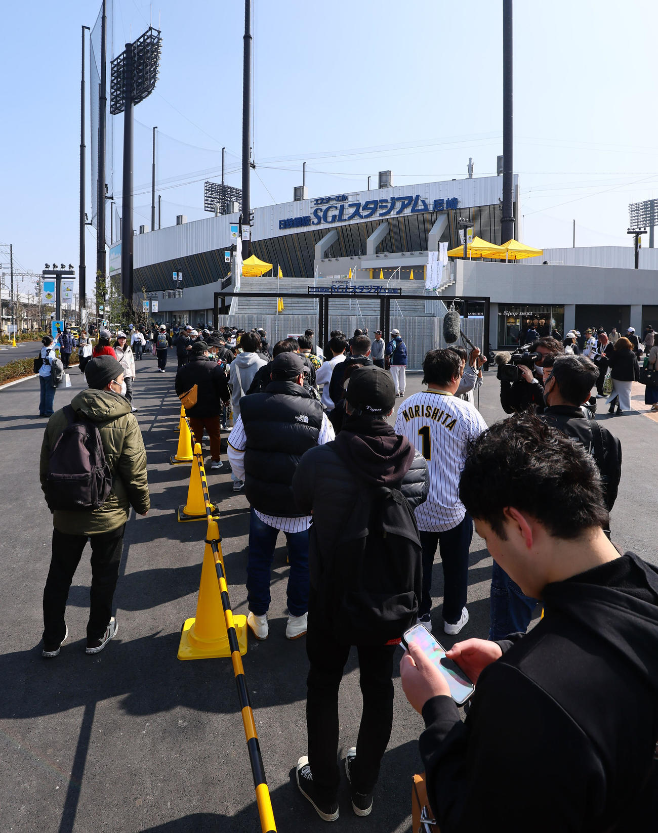 阪神対広島　開門を待つ大勢のファン（撮影・藤尾明華）