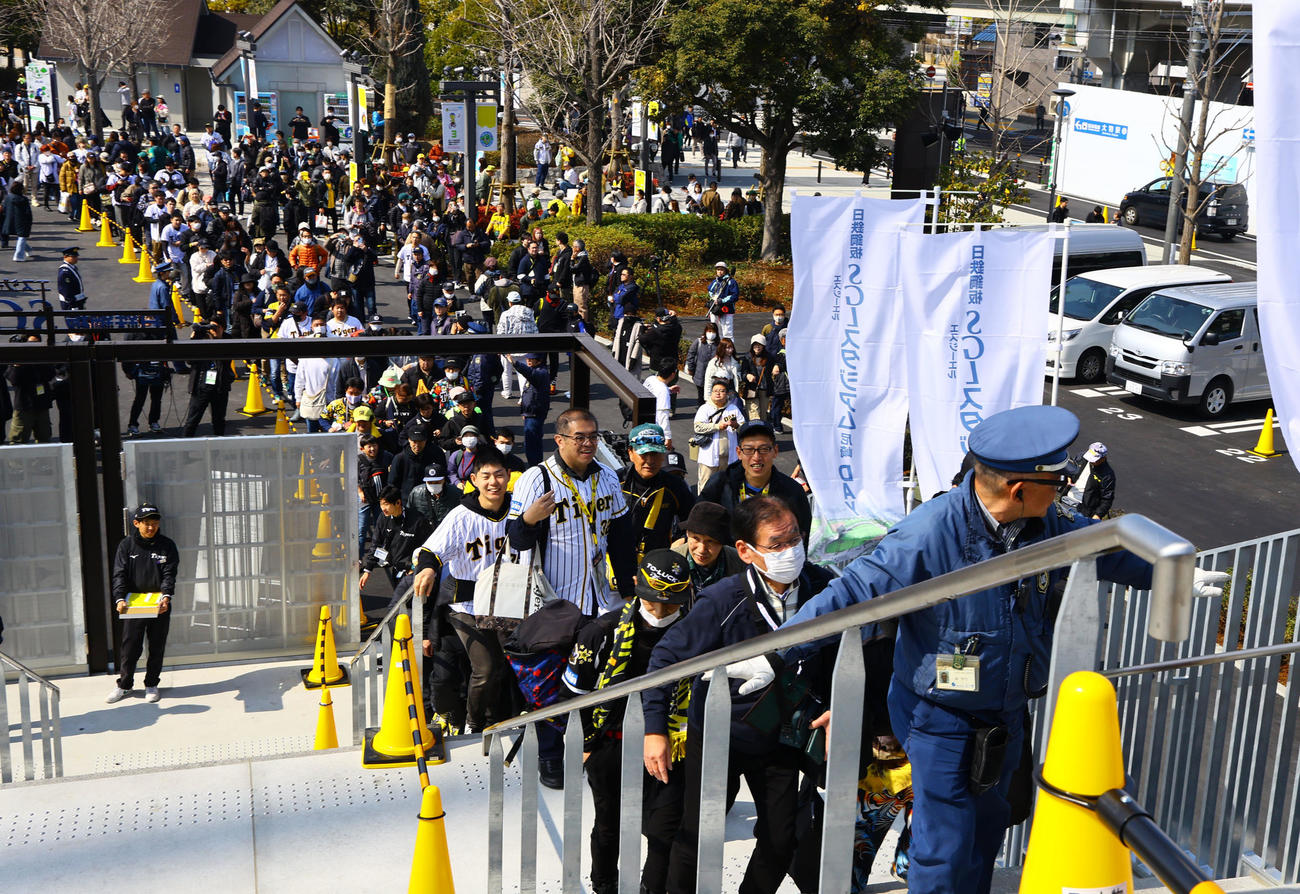 阪神対広島　開門し、入場する大勢のファン（撮影・藤尾明華）