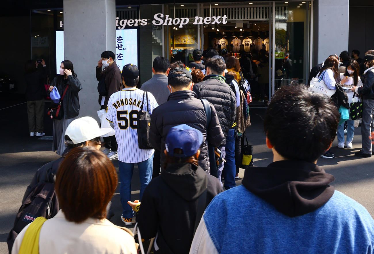 阪神対広島　大勢のファンが列を作る阪神のグッズショップ（撮影・藤尾明華）
