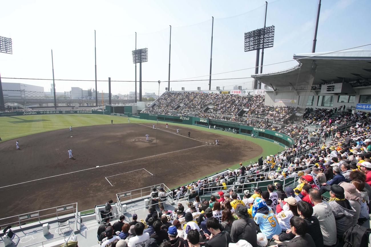 阪神対広島　初試合が開催された日鉄鋼板SGLスタジアム尼崎に詰めかけた大勢のファン