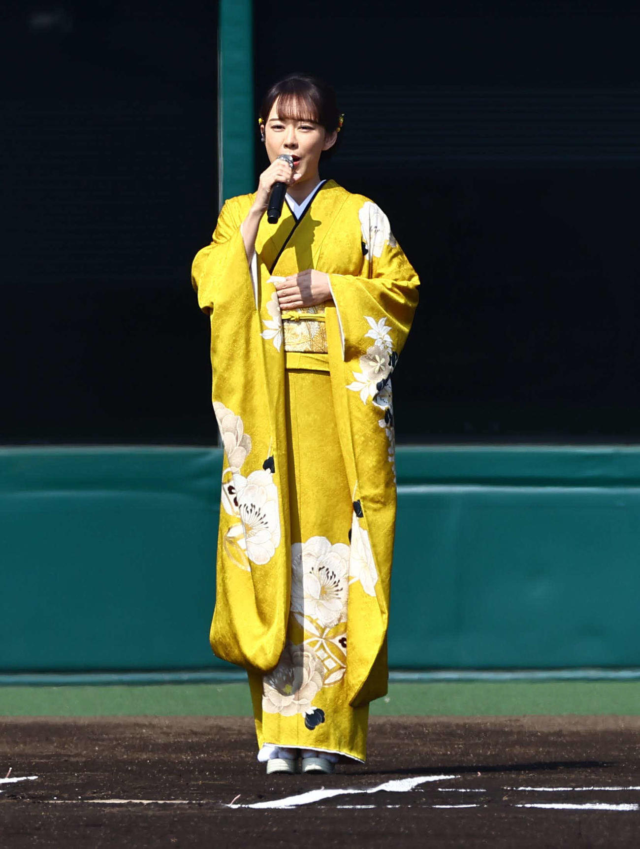 阪神対広島　試合前に君が代を独唱する丘みどり（撮影・上田博志）