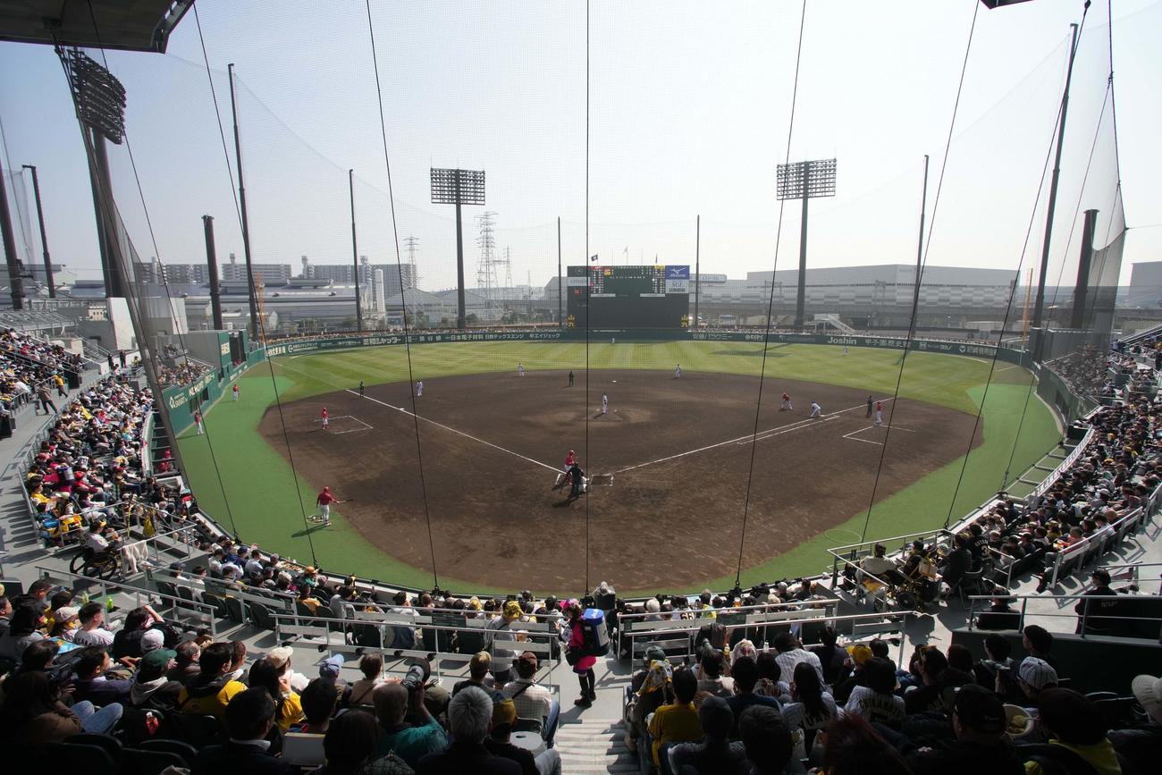 阪神対広島　初試合が開催された日鉄鋼板SGLスタジアム尼崎に詰めかけた大勢のファン