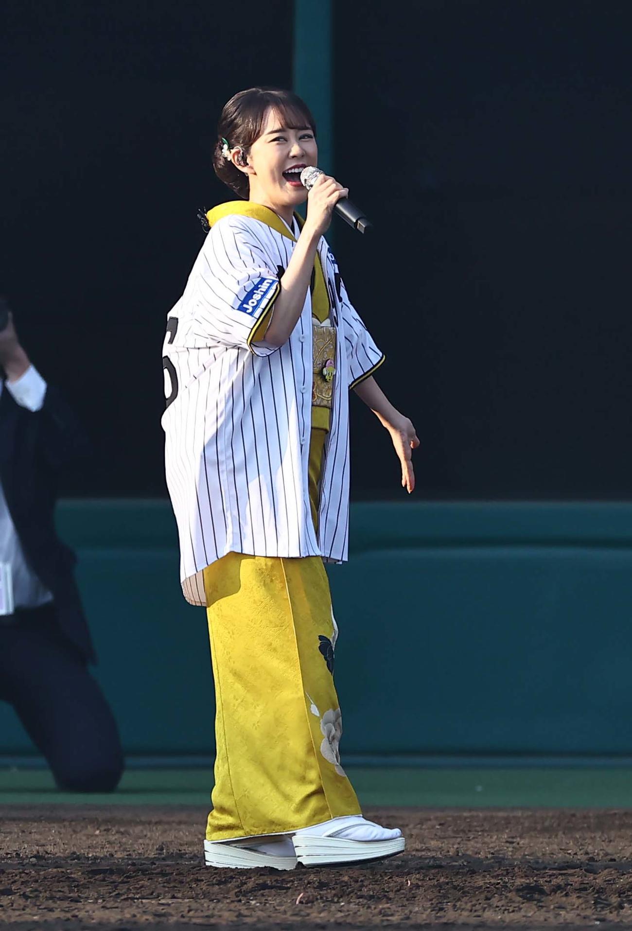 阪神対広島　試合後、六甲おろしを歌う丘みどり（撮影・上田博志）
