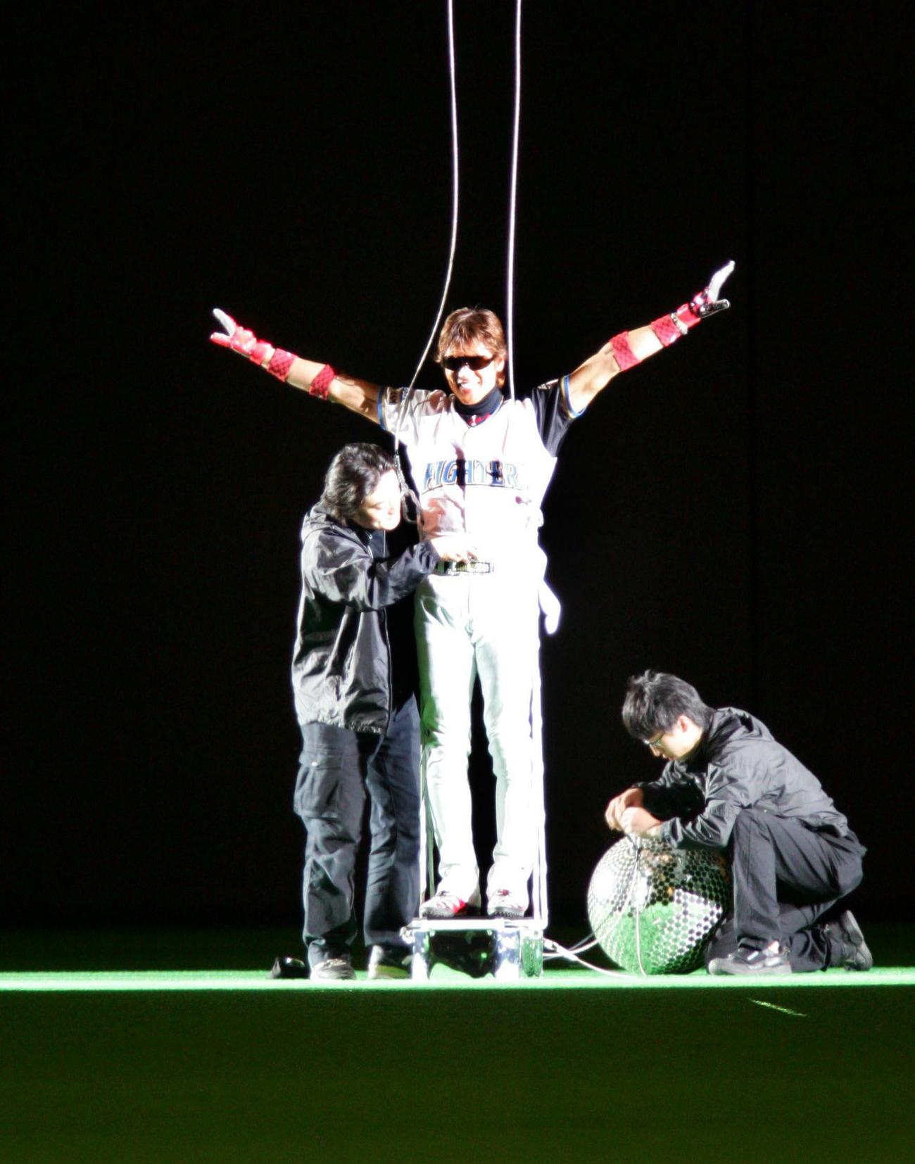 ゴンドラに乗って札幌ドーム天井から守備位置につく選手時代の新庄監督(2006年6月6日撮影)