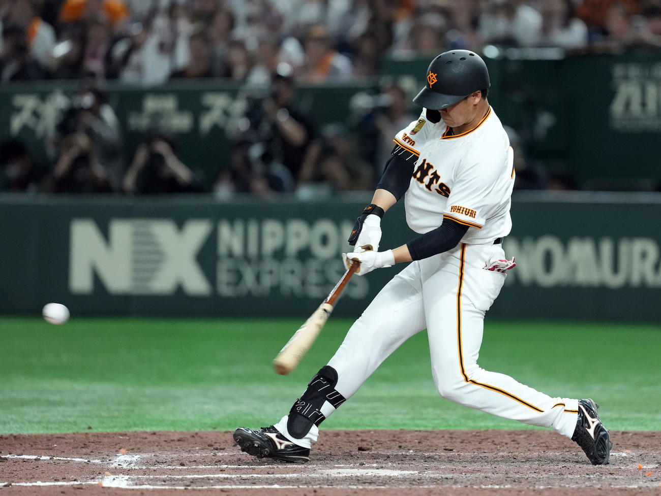 巨人対ヤクルト　9回裏巨人無死満塁、右前に適時打を放つ代打中山（撮影・たえ見朱実）
