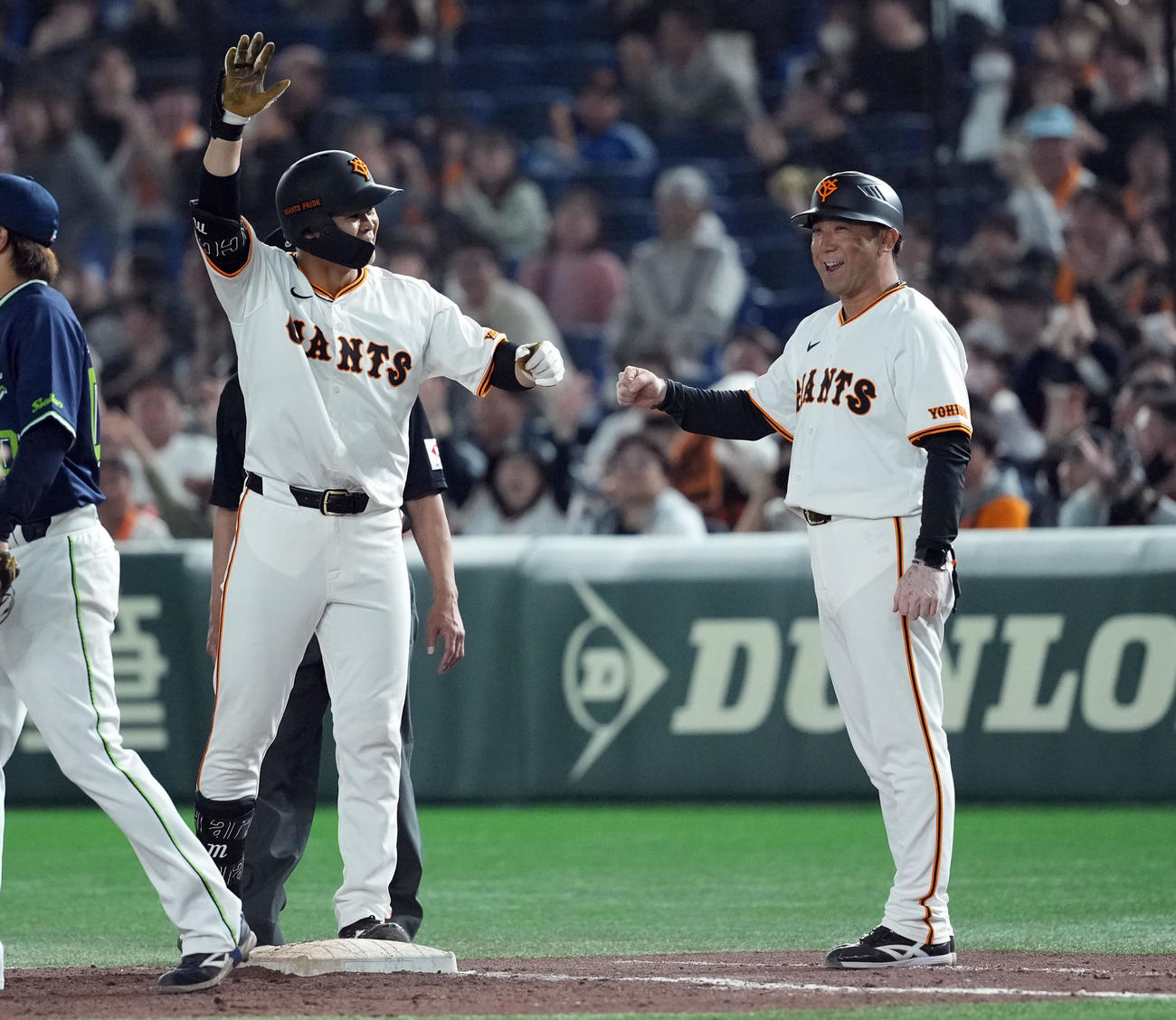 巨人対ヤクルト　9回裏巨人無死満塁、右前に適時打を放った代打中山（撮影・たえ見朱実）