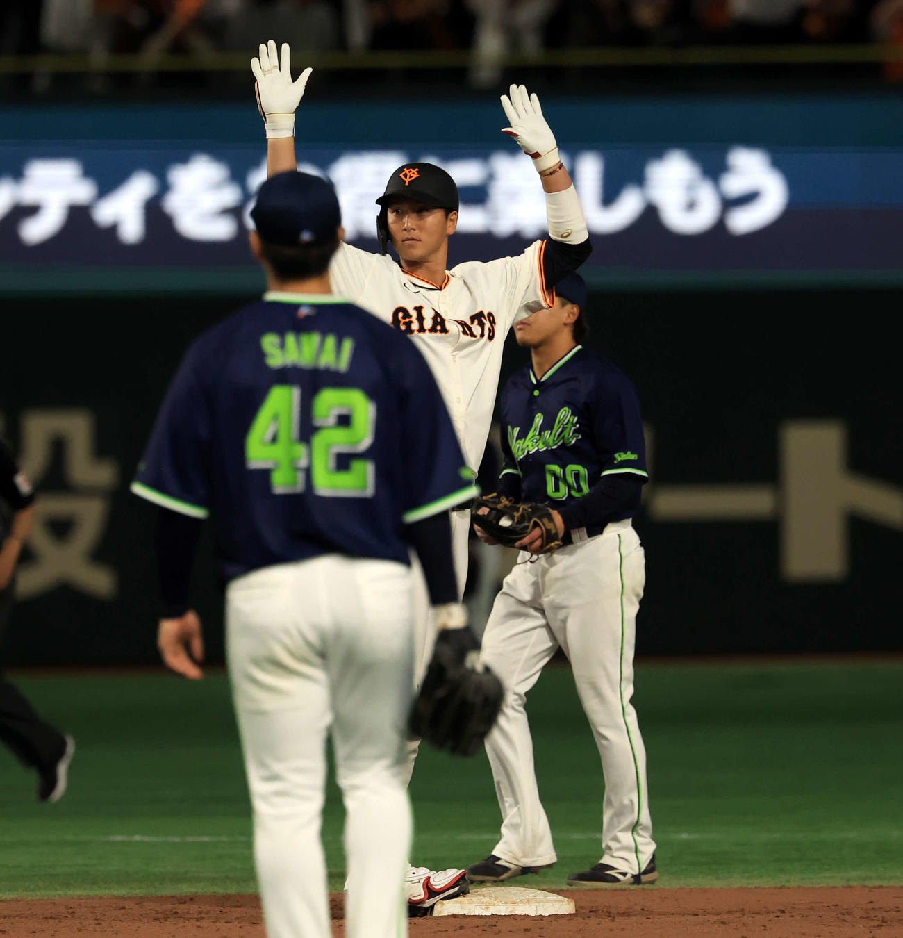 巨人対ヤクルト　9回裏巨人無死満塁、サヨナラ二塁打を放ちバンザイする秋広（撮影・浅見桂子）