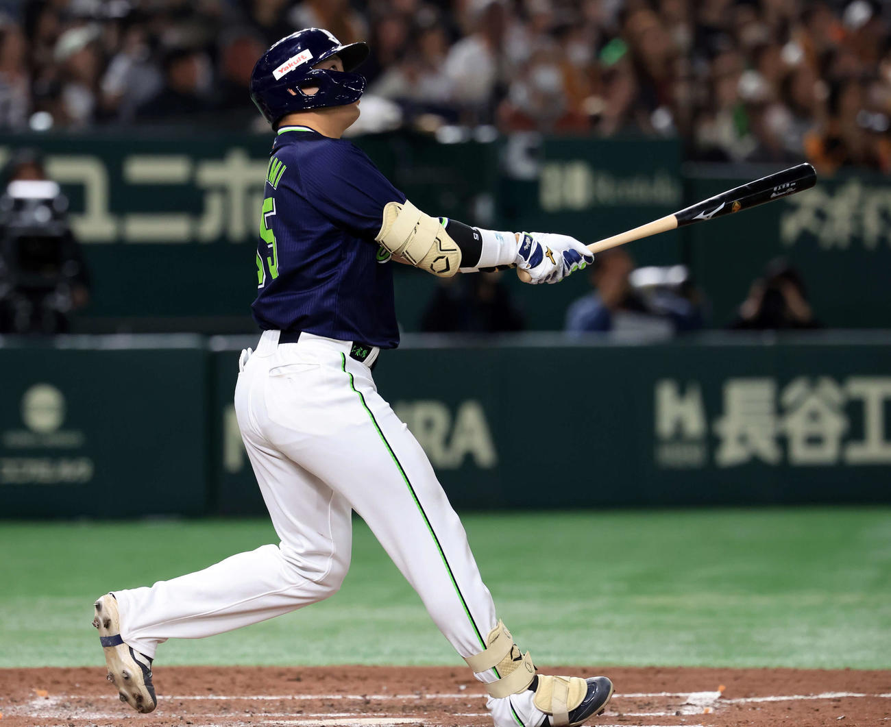 巨人対ヤクルト　4回表ヤクルト1死一塁、村上は2点本塁打を放つ（撮影・浅見桂子）