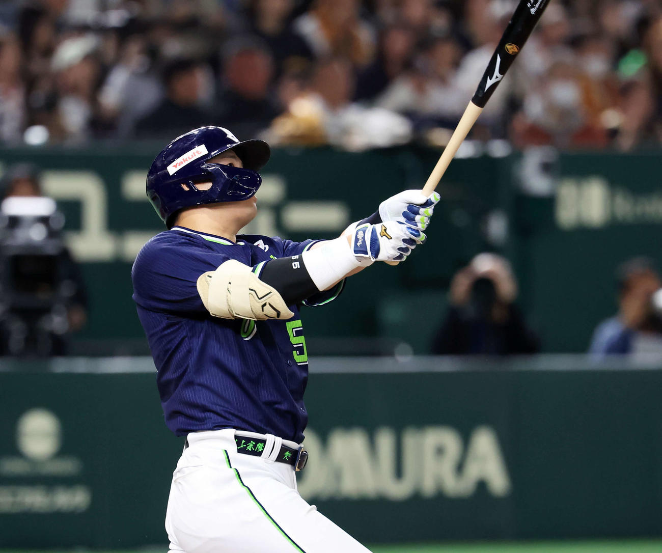 巨人対ヤクルト　4回表ヤクルト1死一塁、村上は2点本塁打を放つ（撮影・浅見桂子）