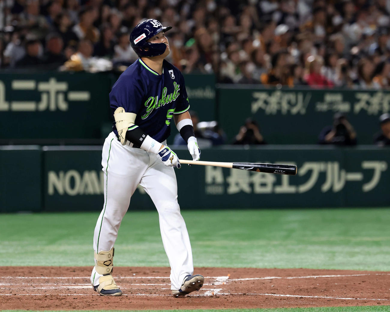 巨人対ヤクルト　4回表ヤクルト1死一塁、村上は2点本塁打を放ち打球を見つめる（撮影・浅見桂子）