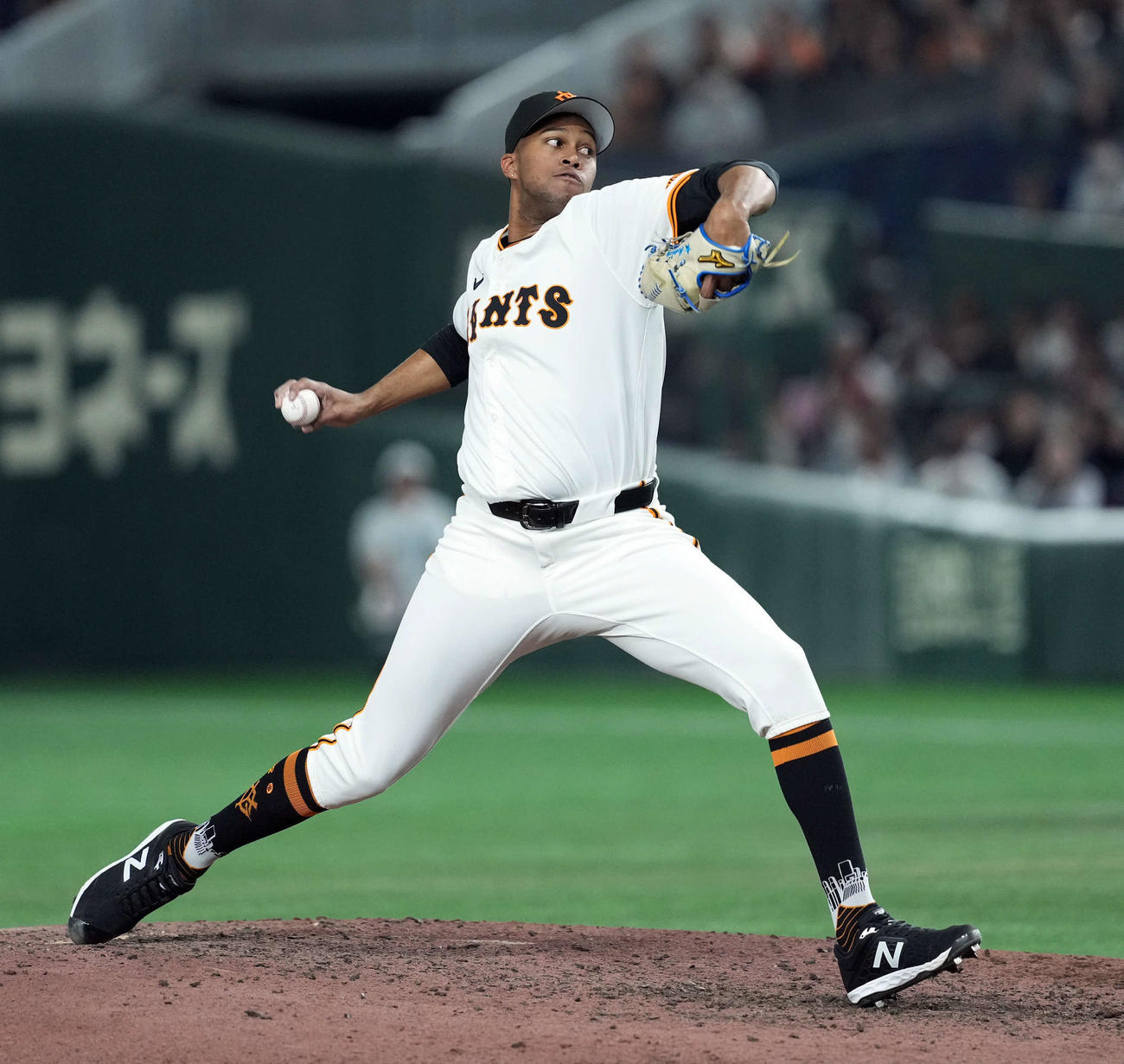 巨人対ヤクルト　9回からマウンドに上がった巨人マルティネス（撮影・たえ見朱実）