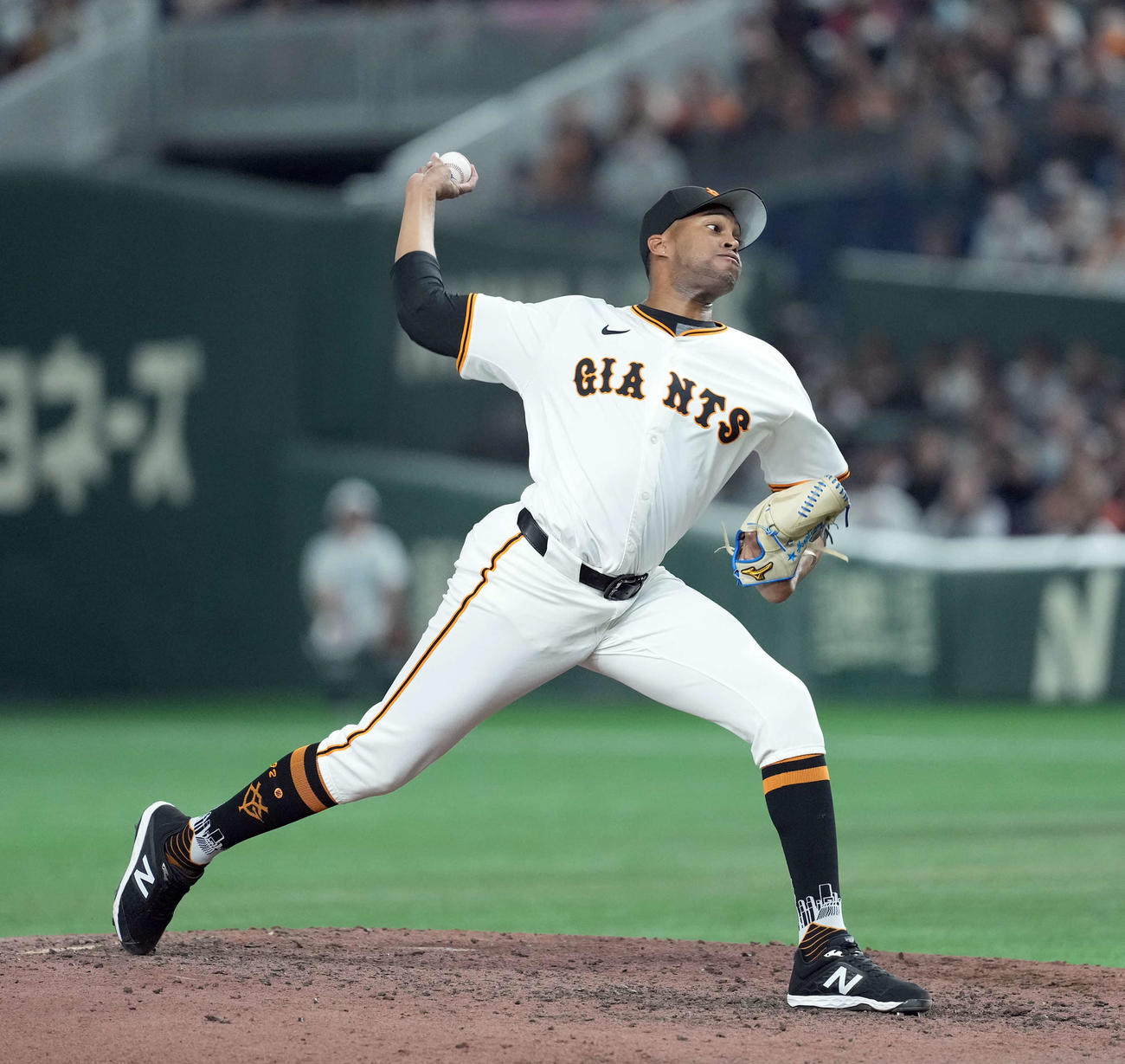巨人対ヤクルト　9回からマウンドに上がった巨人マルティネス（撮影・たえ見朱実）