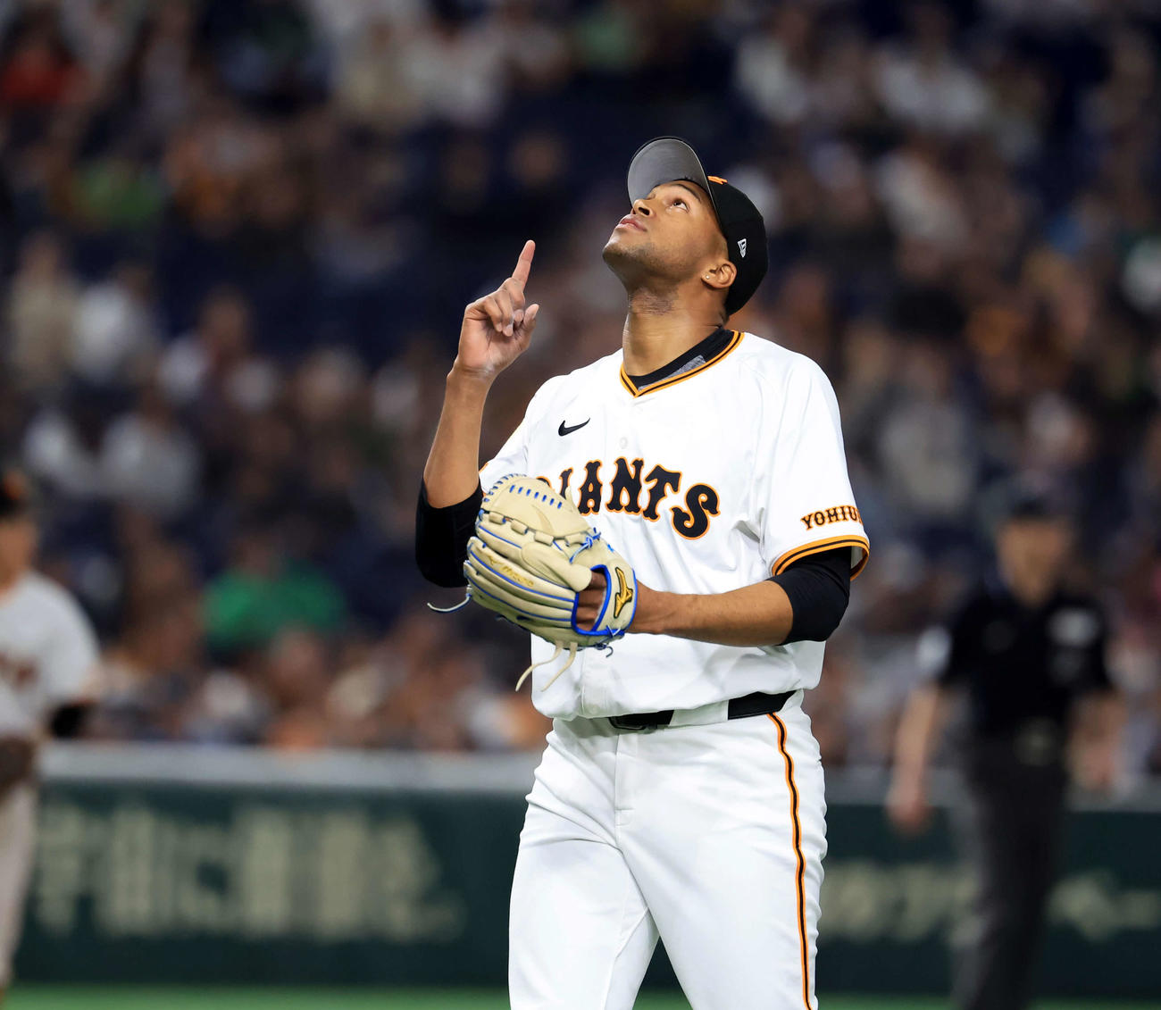 巨人対ヤクルト　9回表ヤクルトの攻撃を抑えたマルティネスは天を指差す（撮影・浅見桂子）