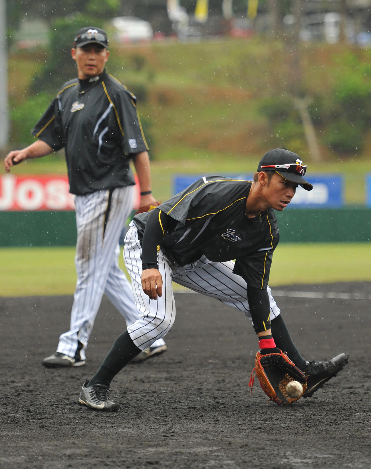新井（左）と特守する鳥谷