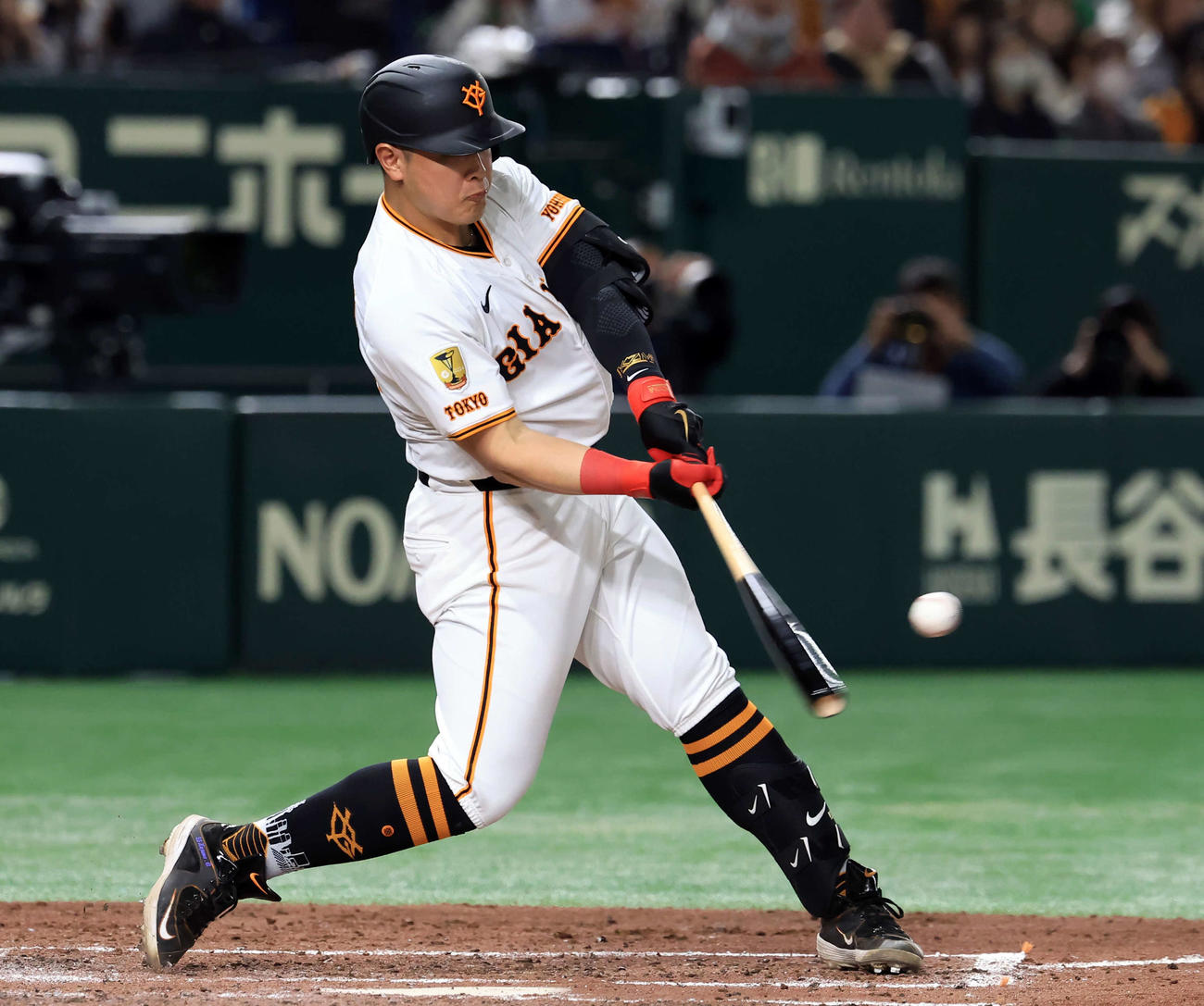 25年3月1日　巨人対ヤクルト　3回裏巨人1死一塁、岡本は2点本塁打を放つ（撮影・浅見桂子）