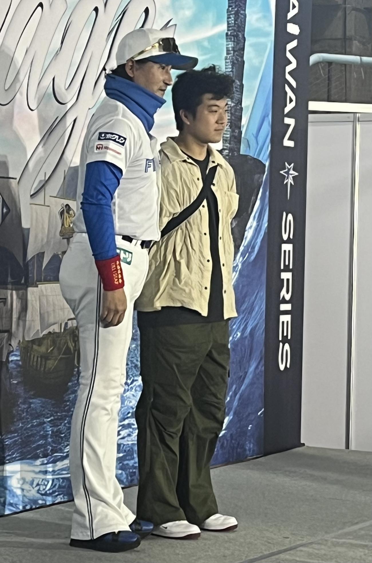 マスクを外しファンと写真撮影する日本ハム新庄監督（撮影・永野高輔）