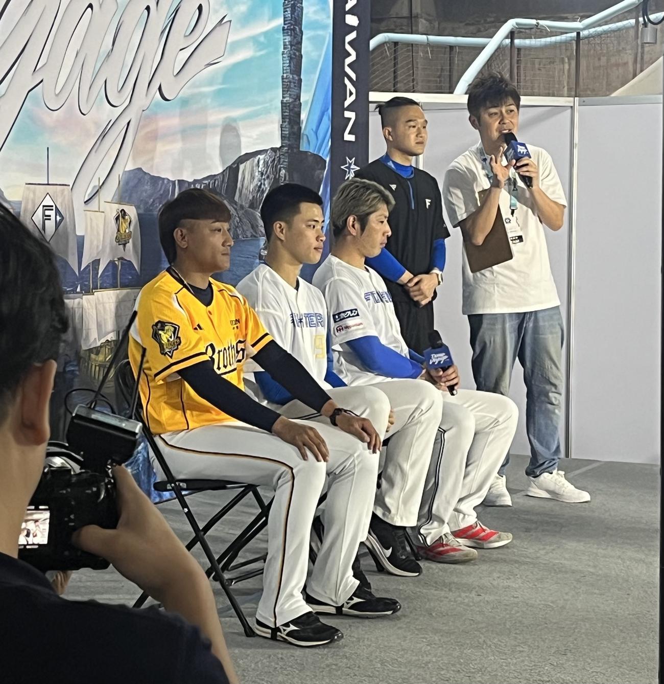 トークショーに参加した（右から）日本ハム加藤貴、孫（撮影・永野高輔）