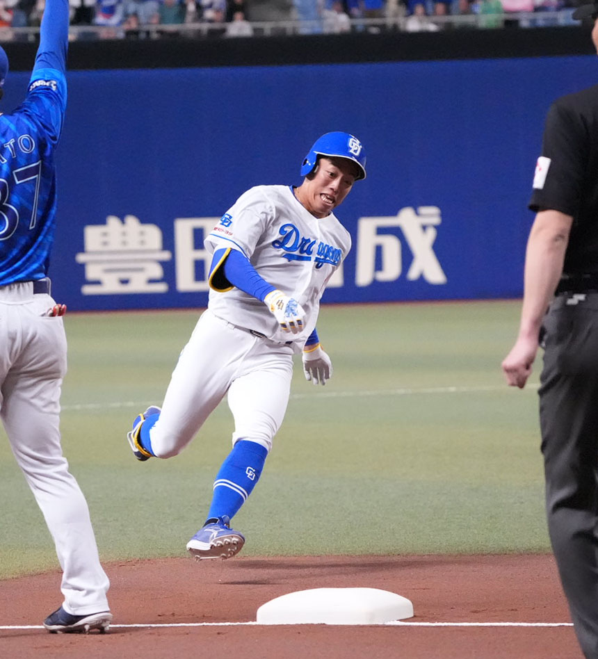 中日対DeNA 1回裏中日無死、筒香が後逸する間に本塁へ向かう岡林（撮影・森本幸一）