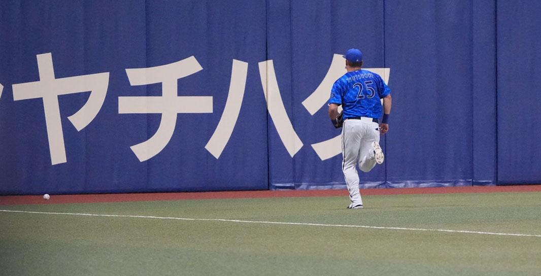 中日対DeNA 1回裏中日無死、岡林の打球を後逸する筒香（撮影・森本幸一）