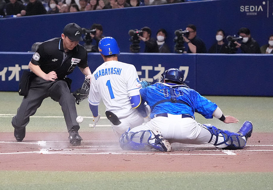 中日対DeNA 1回裏中日無死、相手守備の乱れる間に生還する岡林（中央）捕手は戸柱（撮影・森本幸一）