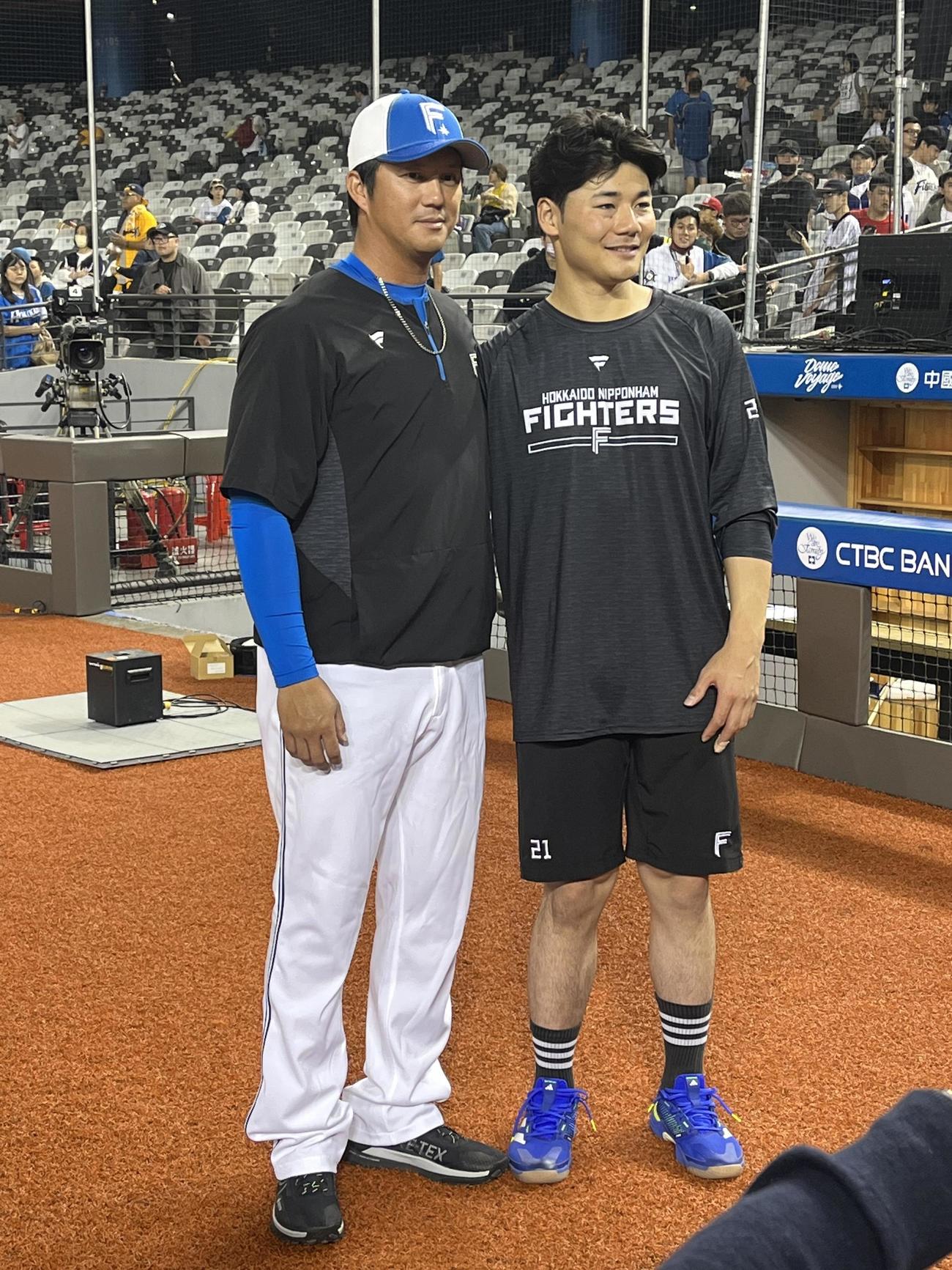 臨時コーチの高氏（左）と並び笑顔の日本ハム清宮（撮影・永野高輔）