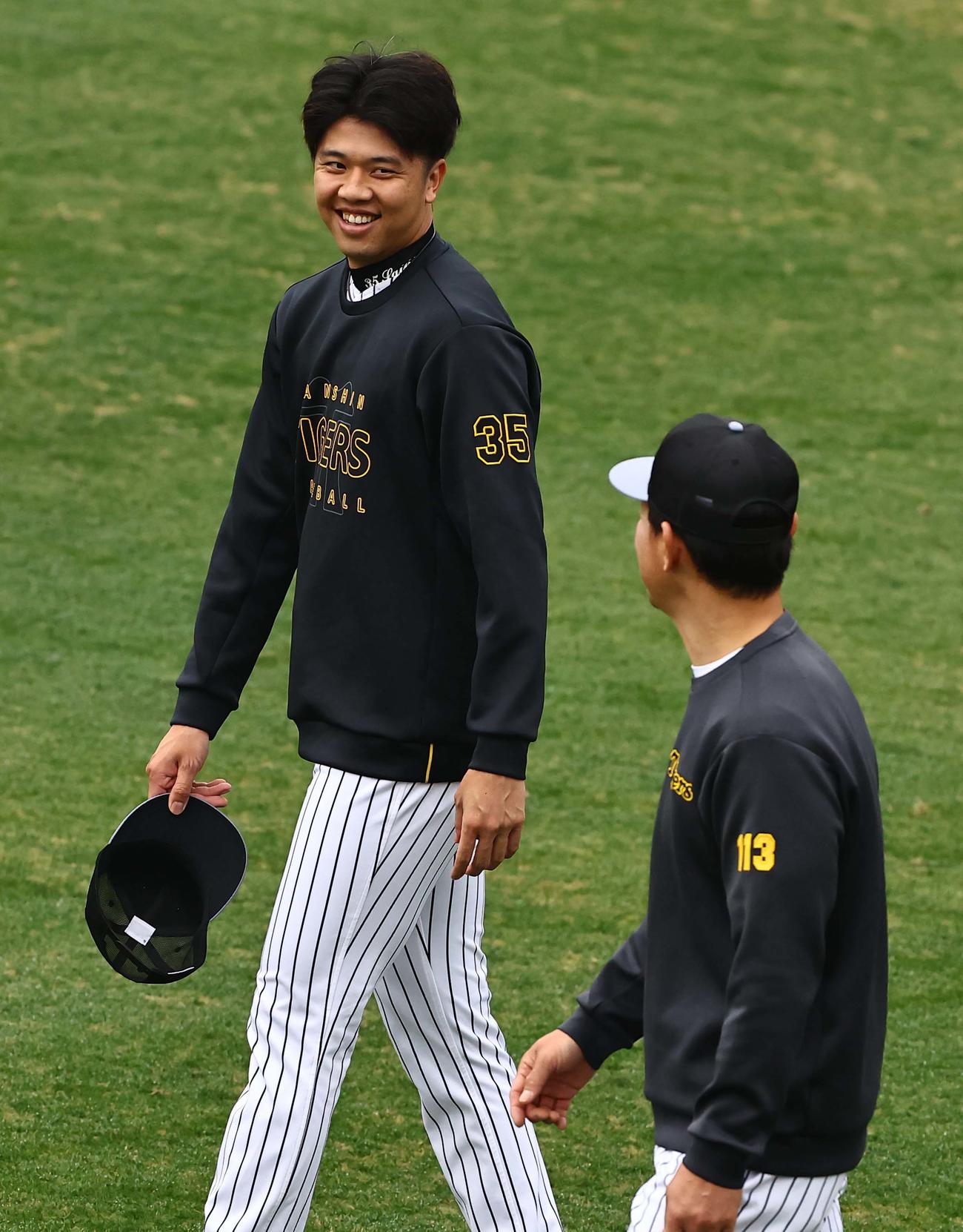 阪神対広島　試合前に笑顔を見せる才木（撮影・上田博志）