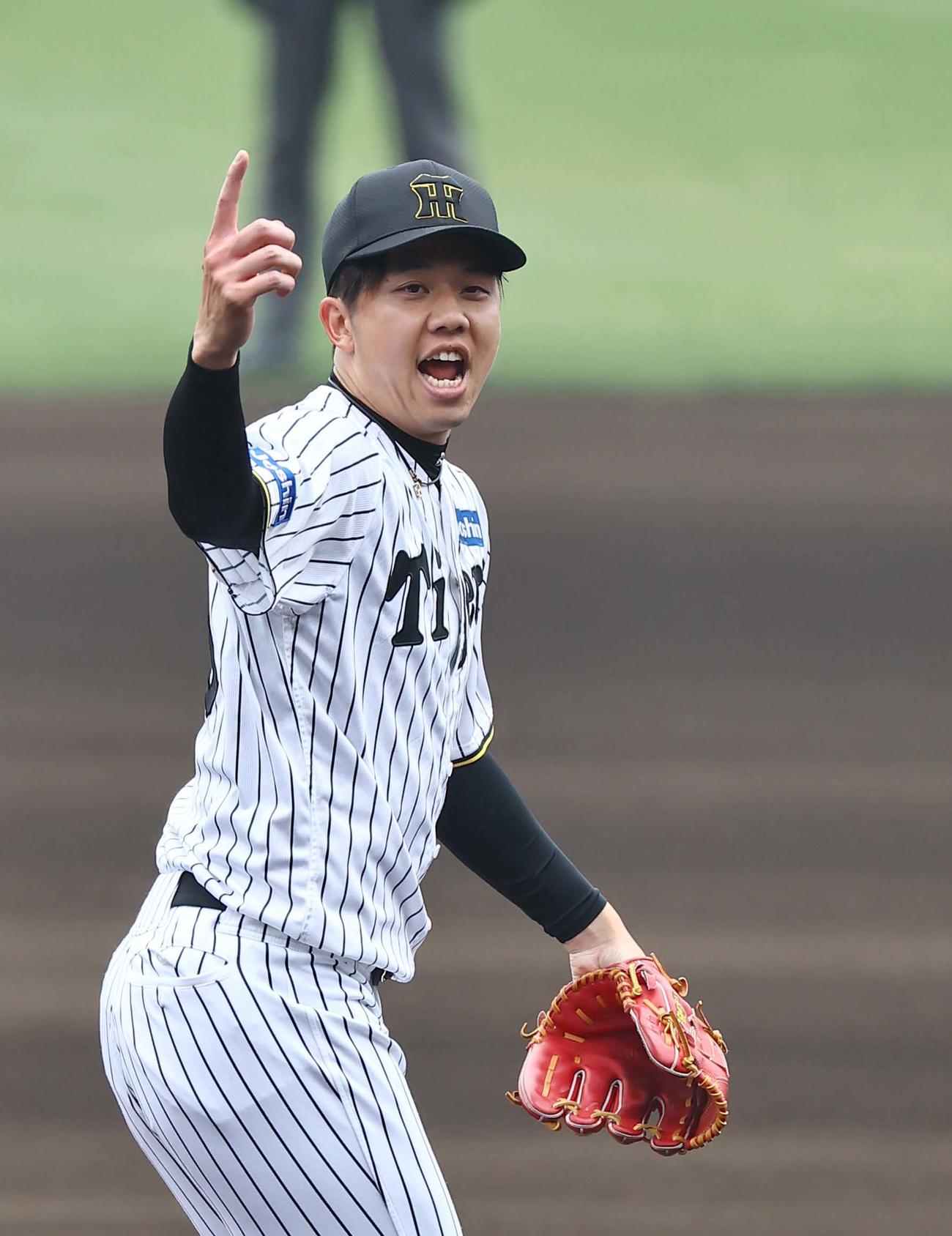 阪神対広島　1回表広島無死、才木は田中のスイングをアピールする（撮影・上田博志）
