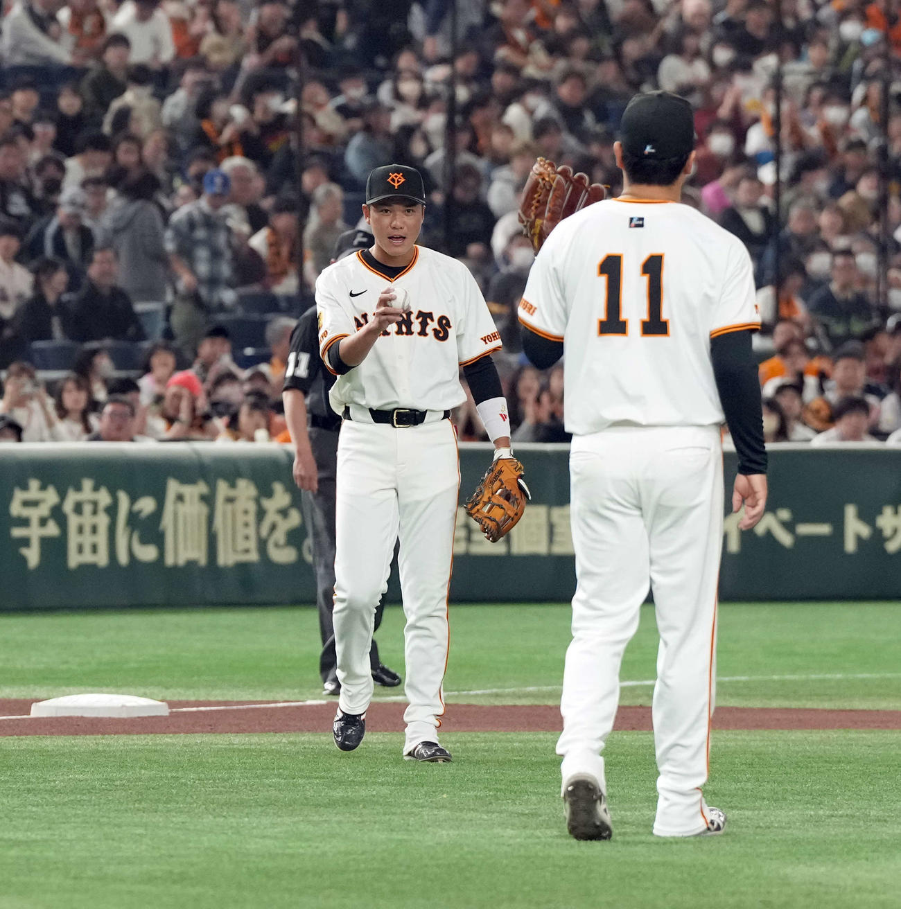 巨人対ヤクルト　1回表ヤクルト無死一塁、長岡を三飛に打ち取った先発田中将に声をかける坂本（撮影・たえ見朱実）