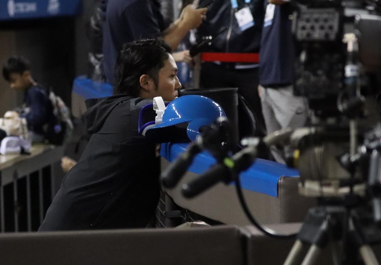 台湾シリーズでの登板前、真剣な表情でチームの打撃練習を見守る日本ハム伊藤（撮影・永野高輔）