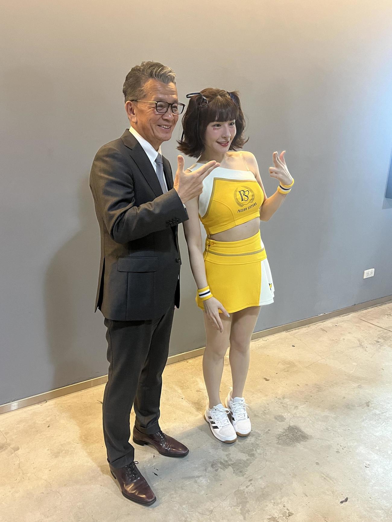 中信のチア、チュンチュンと写真撮影に応じる日本ハム小村社長（撮影・永野高輔）
