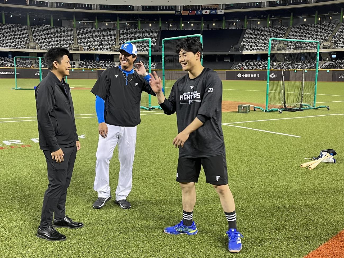 臨時コーチの高氏と談笑する日本ハム清宮（撮影・永野高輔）