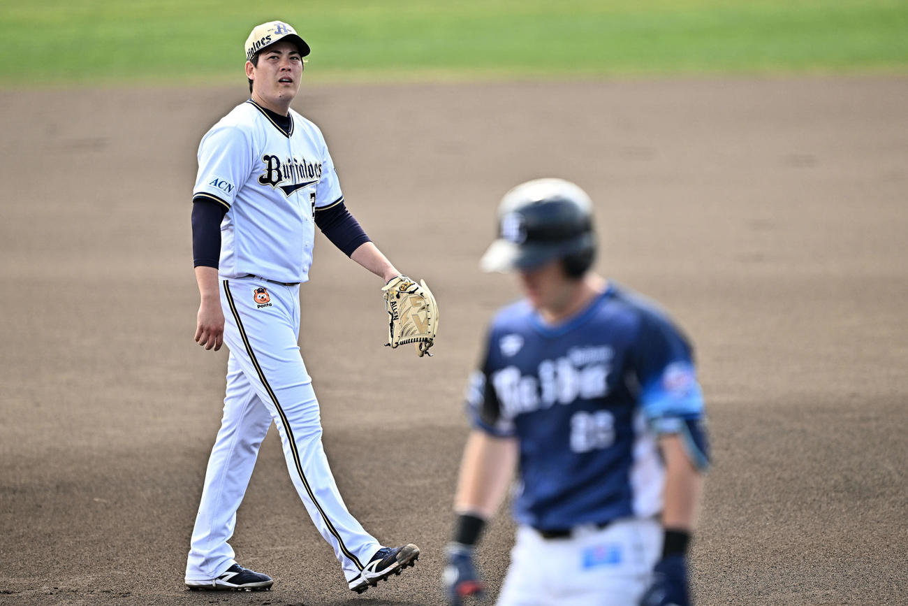 オリックス対西武　1回表西武2死、ネビン（手前）を打ち取り引き揚げる九里（撮影・滝沢徹郎）