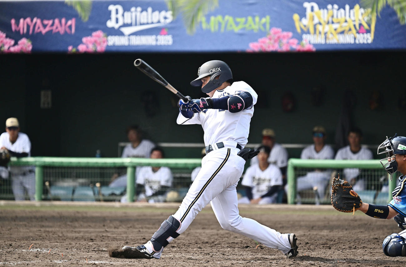 オリックス対西武　5回裏オリックス2死二塁、若月は中前適時打を放つ（撮影・滝沢徹郎）