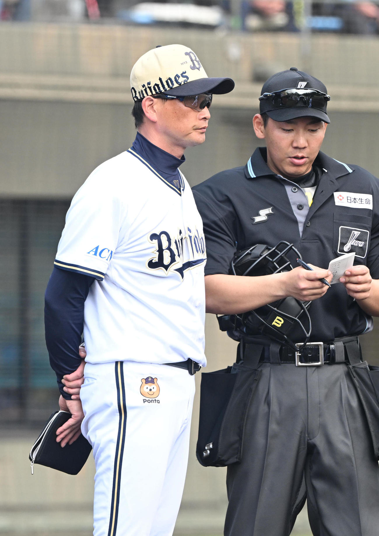 オリックス対西武　4回を終え選手の交代を告げるオリックス岸田監督（撮影・和賀正仁）