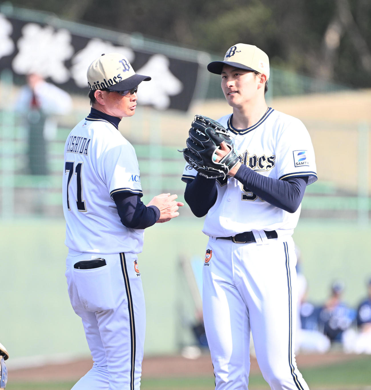 オリックス対西武　9回、自らマウンドに行き高島の降板を告げるオリックス岸田監督（撮影・和賀正仁）