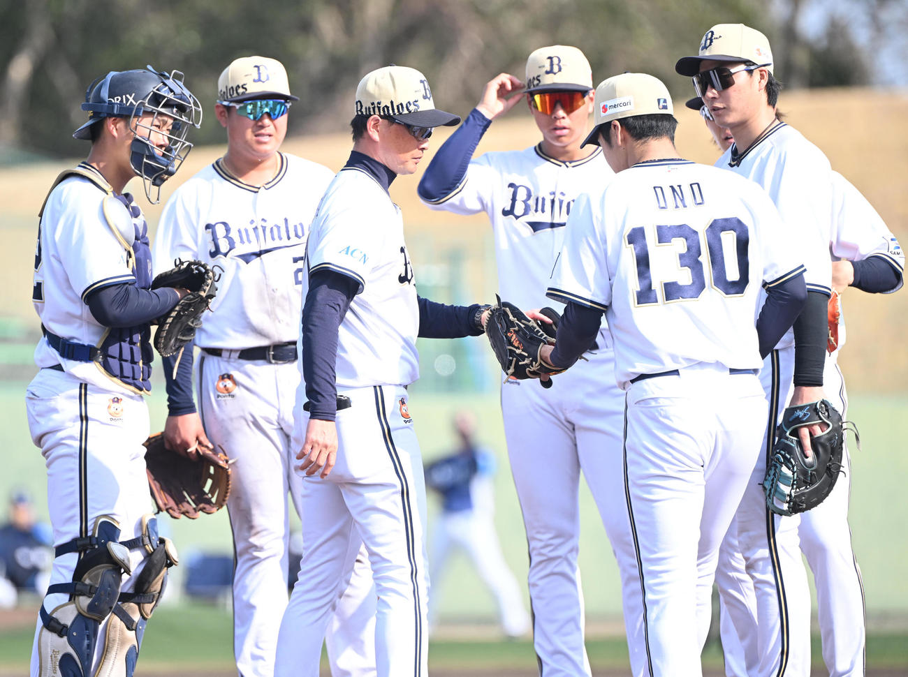 オリックス対西武　9回、自らマウンドに行き高島から小野にスイッチするオリックス岸田監督（撮影・和賀正仁）