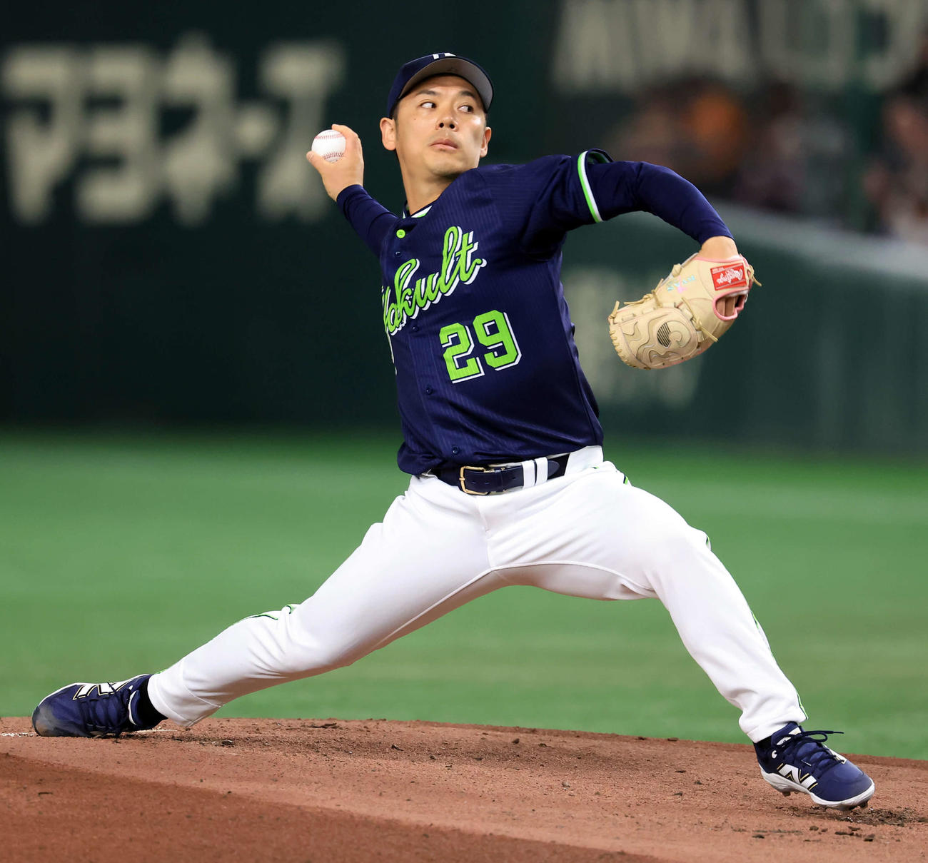 巨人対ヤクルト　力投するヤクルト先発小川（撮影・浅見桂子）