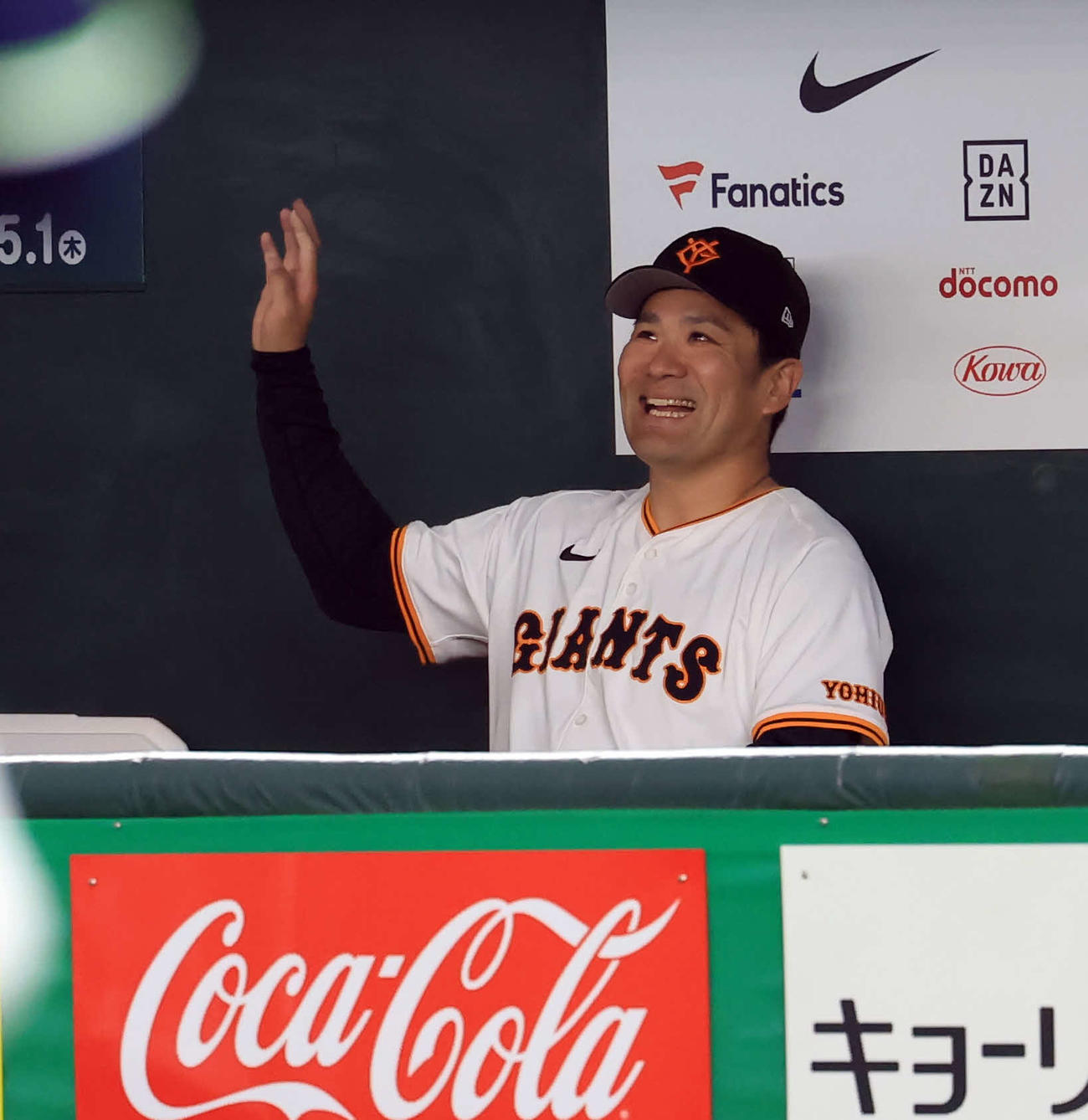 巨人対ヤクルト　2回表ヤクルトの攻撃を抑えた田中将はベンチで笑みを浮かべほっとした表情で動作確認する（撮影・浅見桂子）
