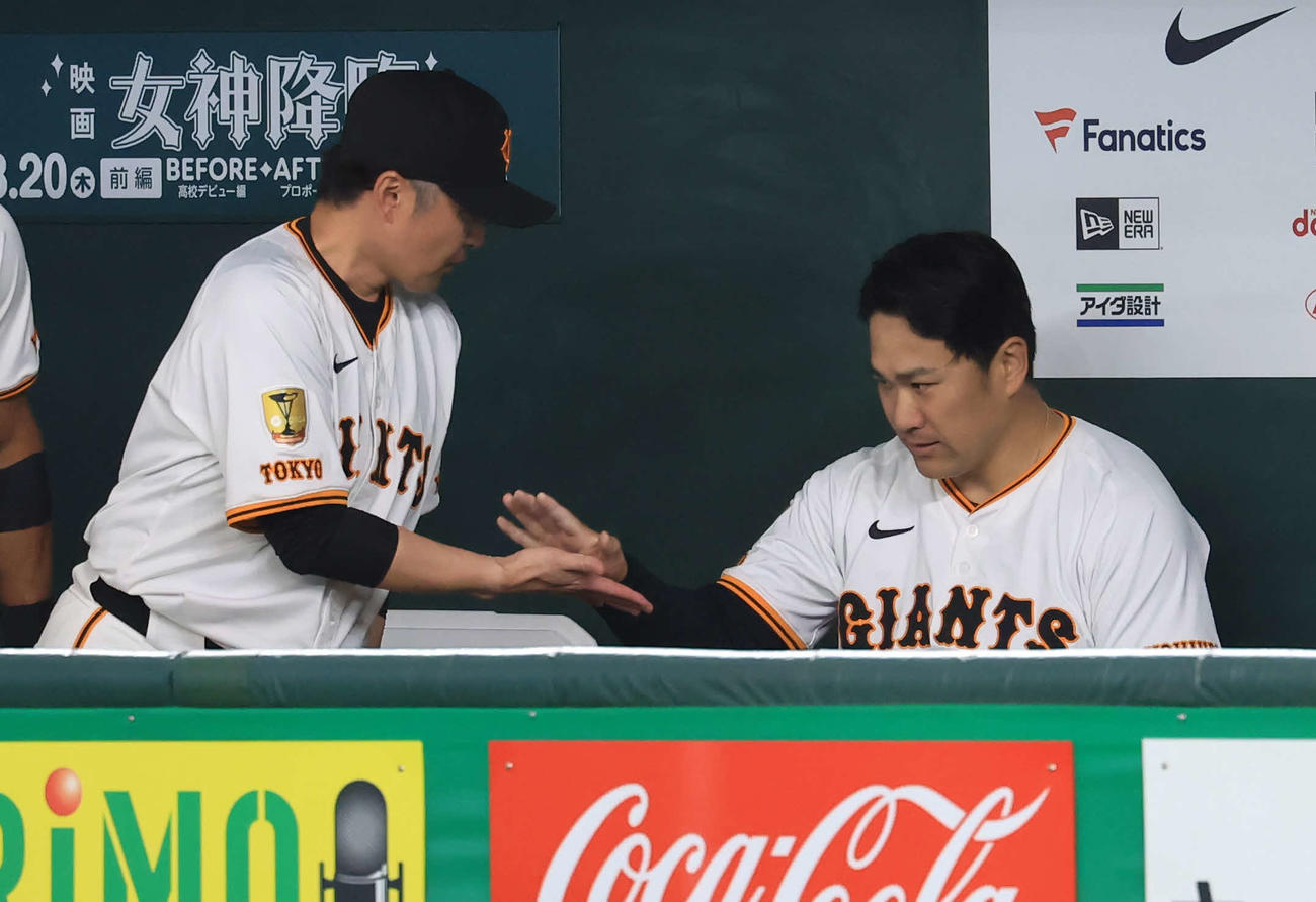 巨人対ヤクルト　2回表ヤクルトの攻撃を抑えた田中将（右）は杉内コーチとハイタッチ（撮影・浅見桂子）