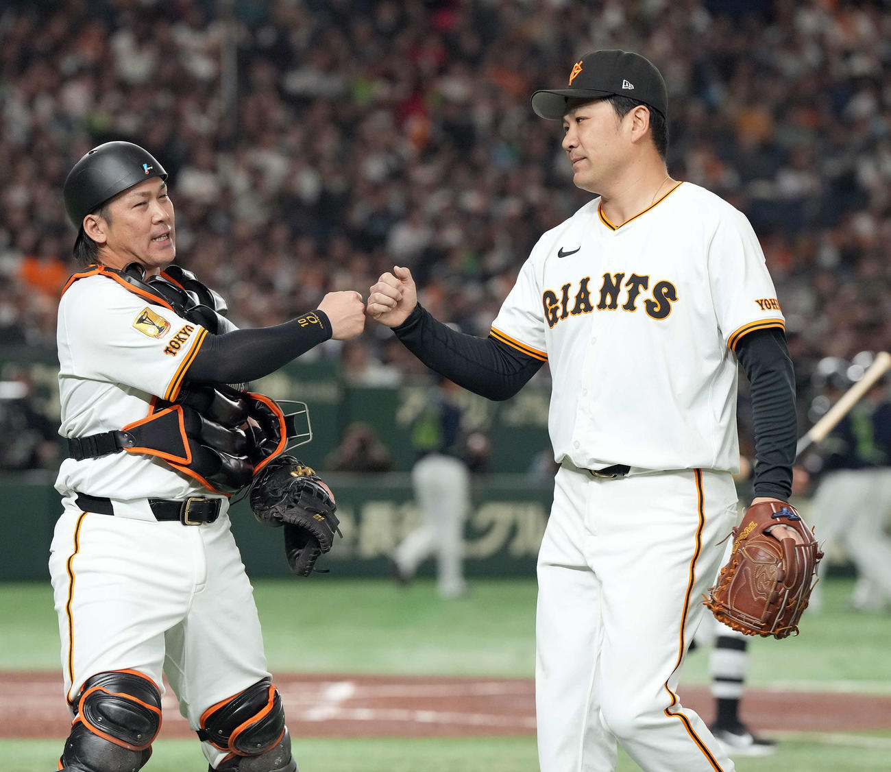 巨人対ヤクルト　2回を投げ2安打無失点に抑えた巨人の先発田中将（右）は捕手の甲斐とグータッチを交わす（撮影・たえ見朱実）