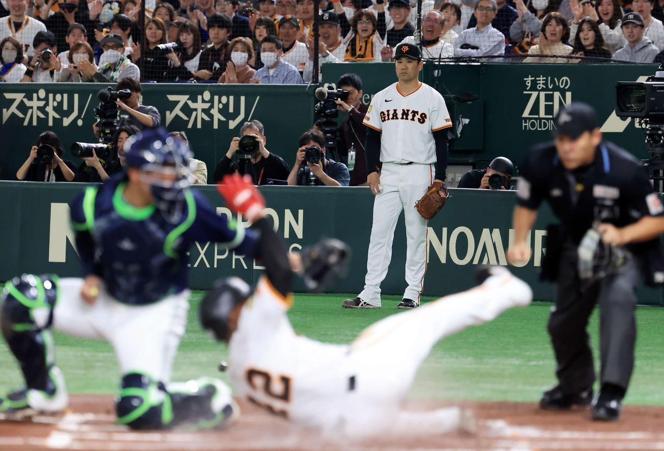 巨人対ヤクルト　1回裏巨人1死一塁、吉川の先制適時二塁打で生還したヘルナンデス（手前）を見つめる田中将（奥）（撮影・浅見桂子）