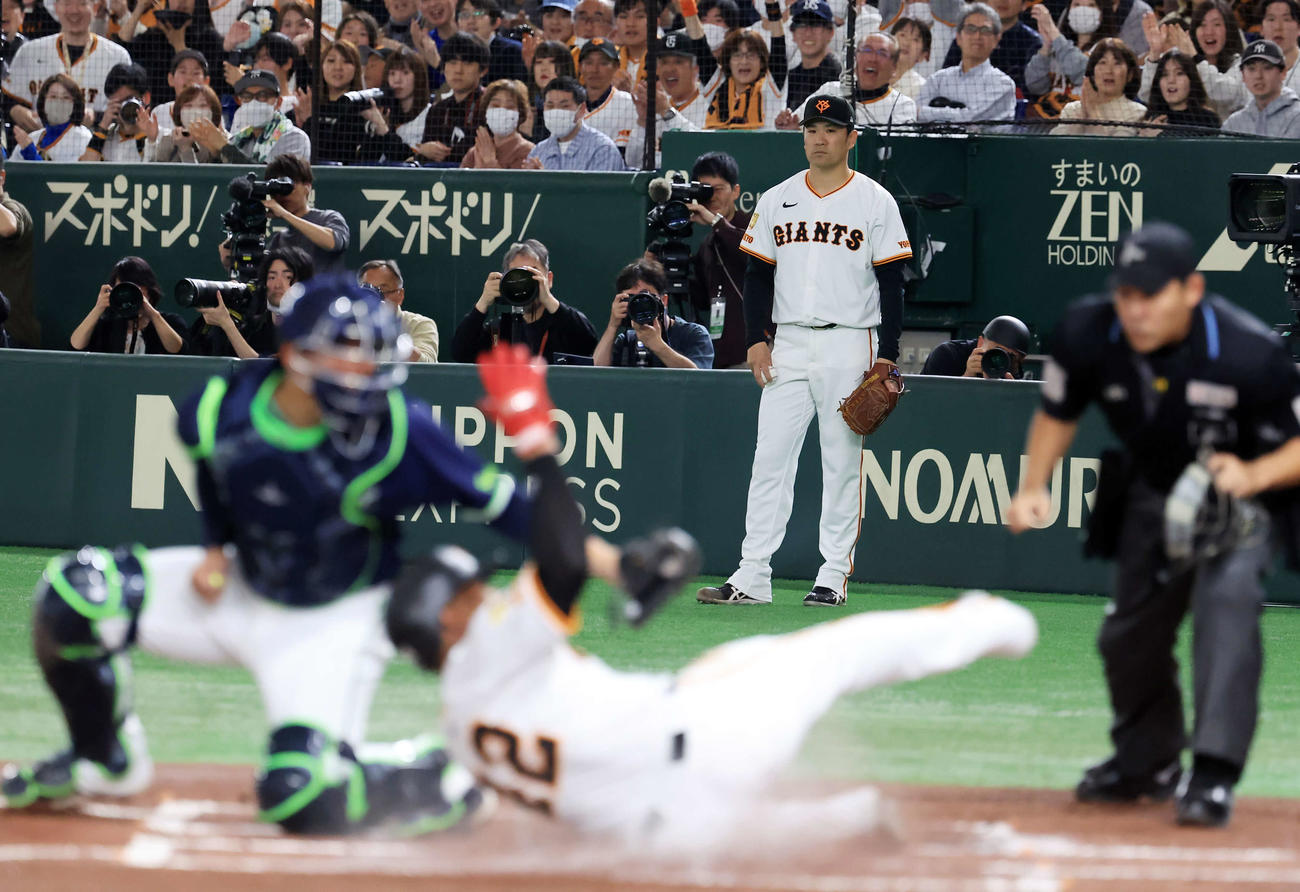 巨人対ヤクルト　1回裏巨人1死一塁、吉川の先制適時二塁打で生還したヘルナンデス（手前）を見つめる田中将（奥）（撮影・浅見桂子）