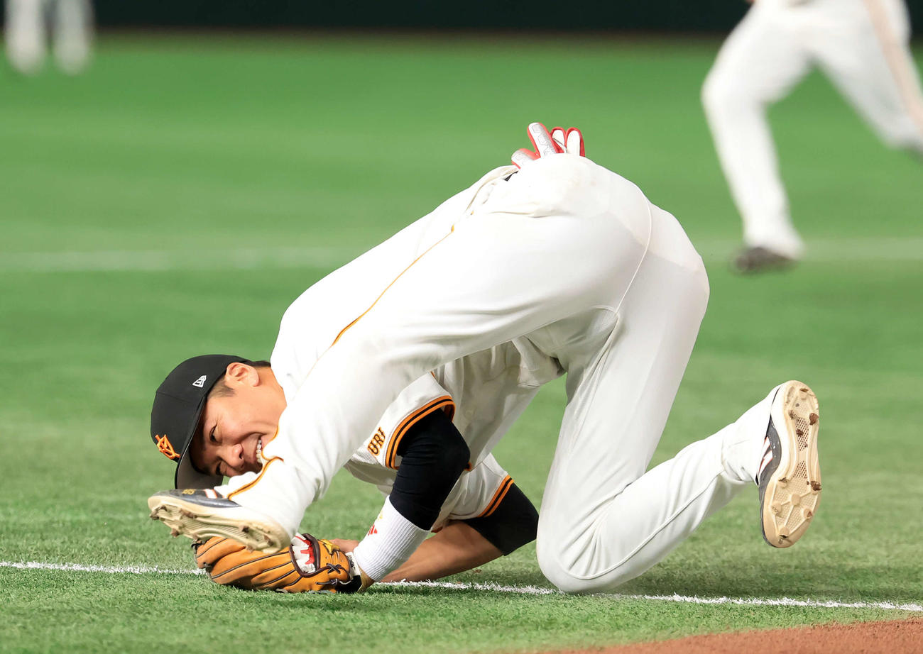 巨人対ヤクルト　4回表ヤクルト1死二、三塁、浜田の打球に飛び付いた坂本だが捕れず、逆転2点適時二塁打にする（撮影・浅見桂子）