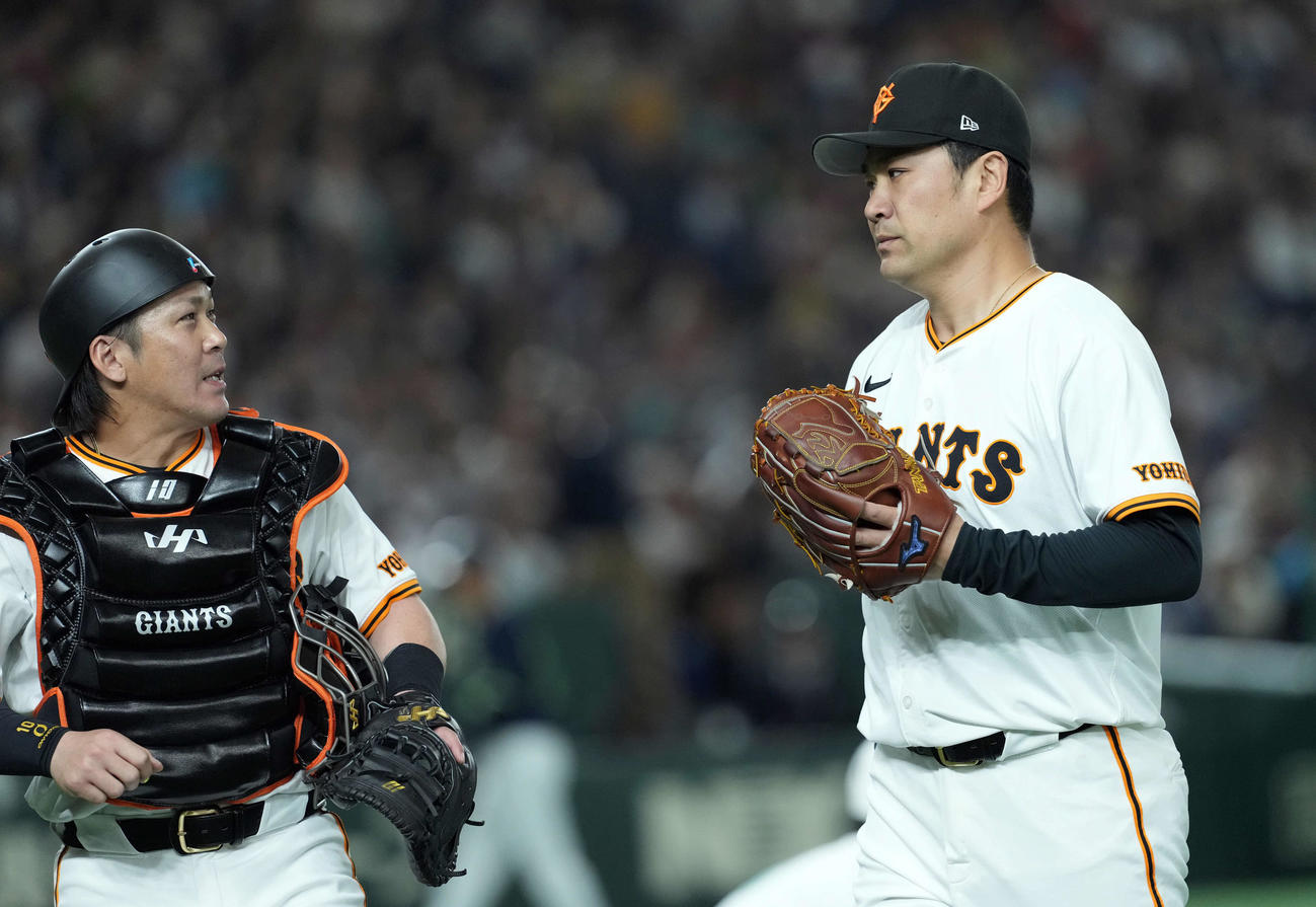 巨人対ヤクルト　初回を無失点に抑えた甲斐と田中将のバッテリー（撮影・たえ見朱実）