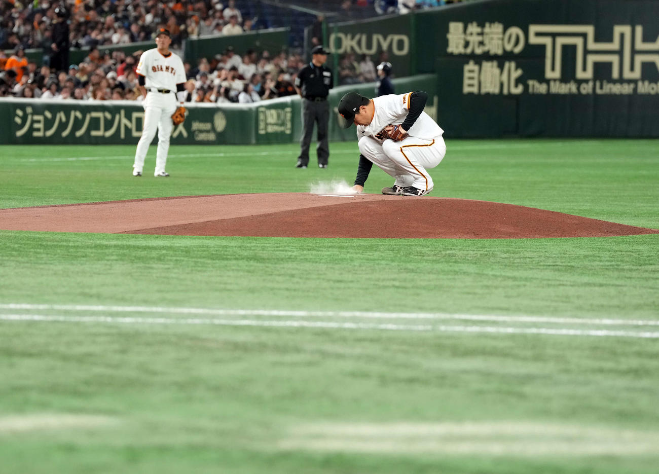 巨人対ヤクルト　マウンドに手をやる巨人の先発田中将（撮影・たえ見朱実）