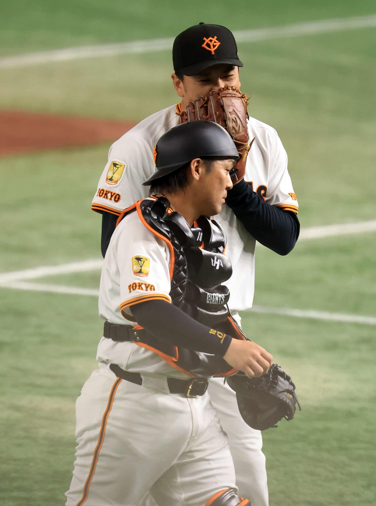 巨人対ヤクルト　1回表ヤクルト2死二塁、村上を左飛に仕留めた田中将は甲斐と笑みを浮かべて話す（撮影・浅見桂子）