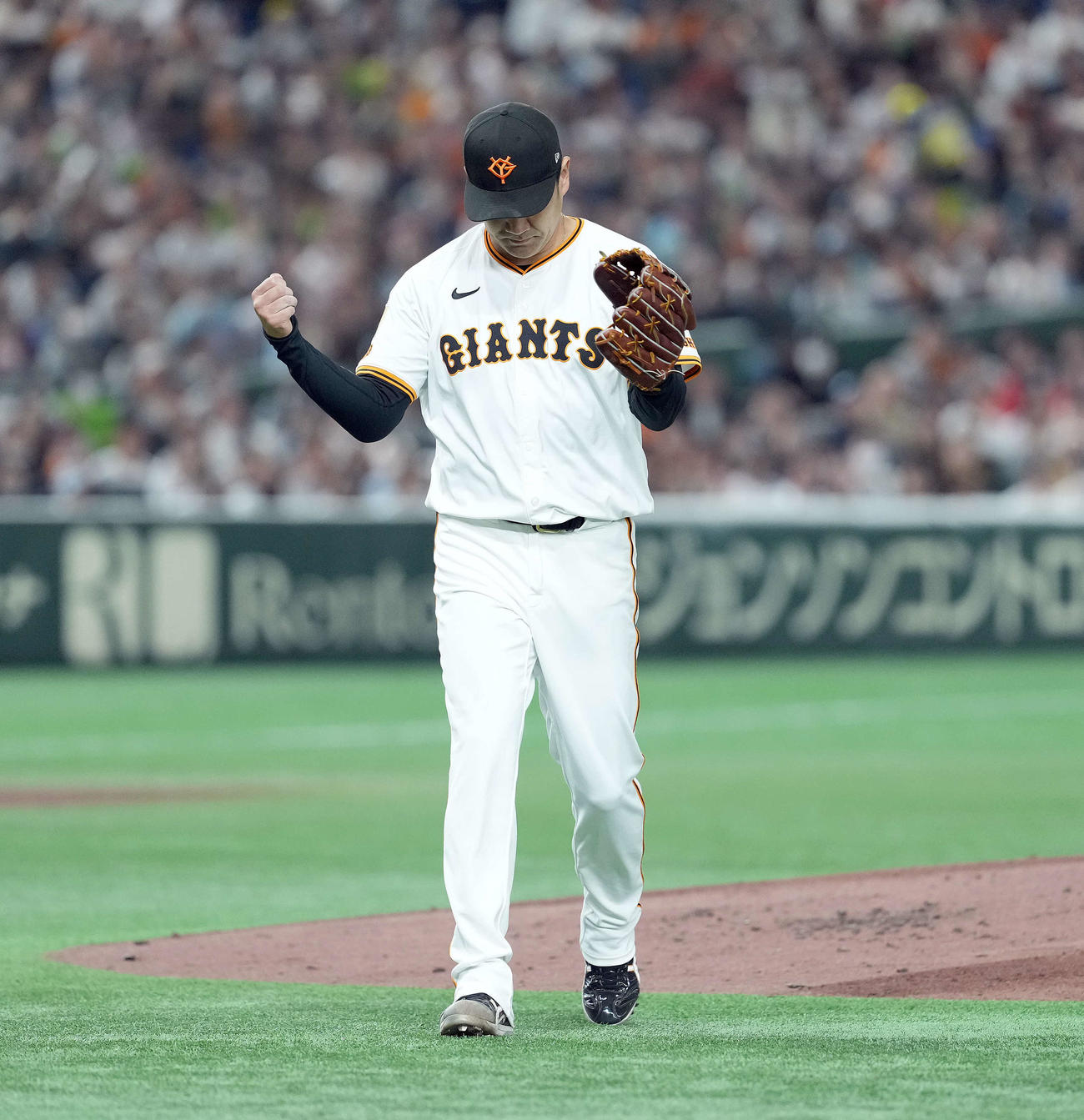 巨人対ヤクルト　2回表ヤクルト2死二塁、松本直を遊ゴロに仕留めガッツポーズを決める巨人の先発田中将（撮影・たえ見朱実）